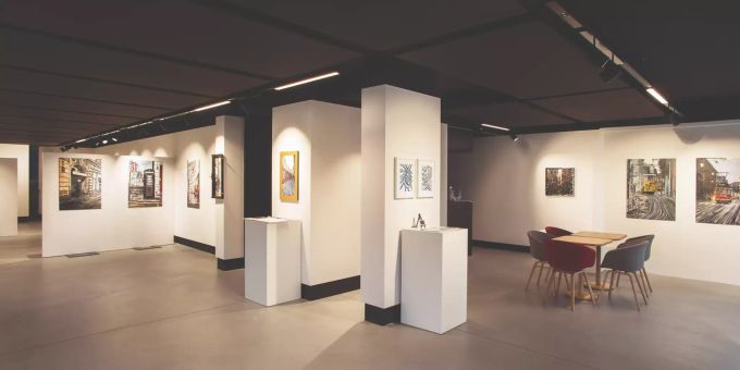 Neue Räumlichkeiten, neuer Standort. Die Galerie am Gleis. Was fehlt? Genau! Menschen. Sie können Mitglied der Galerie und damit Teil der Galerie werden. Die Galerie am Gleis