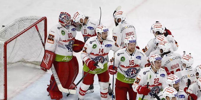 SC Rapperswil-Jona Lakers-Goalie Melvin Nyffeler darf sich von den Spielern beglückwünschen lassen SC Rapperswil-Jona Lakers