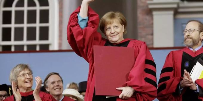 Bundeskanzlerin Angela Merkel winkt bei der Verleihung der Ehrendoktorwürde in Harvard. Foto: Steven Senne Bundeskanzlerin Angela Merkel winkt bei der Verleihung der Ehrendoktorwürde in Harvard. Foto: Steven Senne