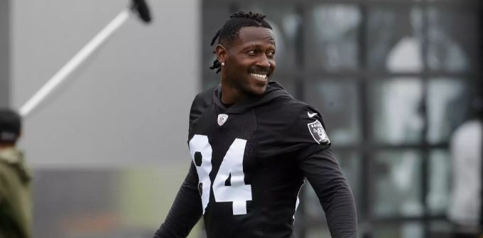 Antonio Brown wechselte erst kürzlich in der NFL von den Oakland Raiders zu den New England Patriots. Antonio Brown NFL