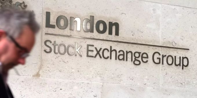 «London Stock Exchange» steht am Eingang zur Börse in der Paternoster Row. börse