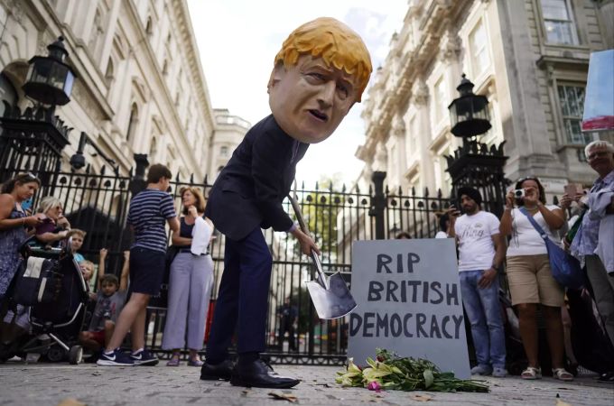 Demonstranten protestieren gegen den Entscheid der Queen. Downing Street Protest