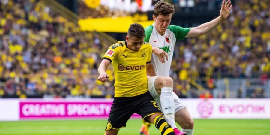 Bleibt FC Augsburg: Michael Gregoritsch (r). Foto: Guido Kirchner