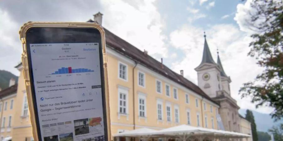 Das Herzogliche Bräustüberl Tegernsee war gegen Google vor Gericht gezogen. Der Internetriese hatte einen Online-Chart mit Wartezeiten angegeben, die dem Wirt zufolge nicht stimmen. Foto: Peter Kneffel/dpa