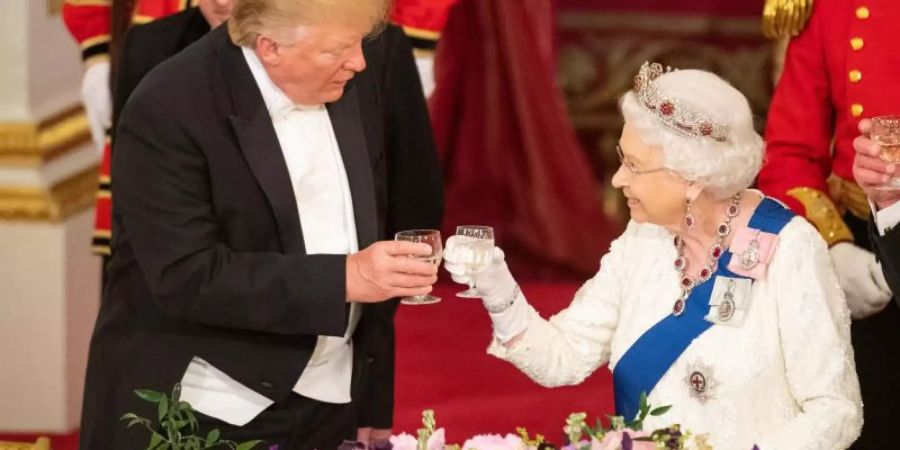 Prost! Queen Elizabeth II. und US-Präsident Donald Trump beim Staatsbankett im Buckingham Palace. Foto: Dominic Lipinski/PA Wire