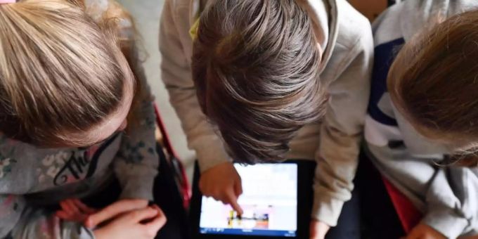Schüler arbeiten mit einem Tablet. YouTube