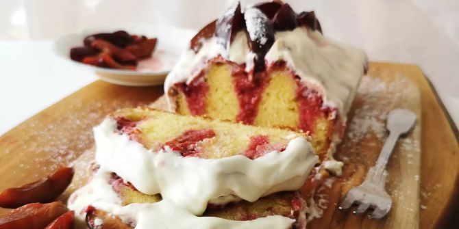 Nau kocht Poke-Zwetschgen-Kuchen