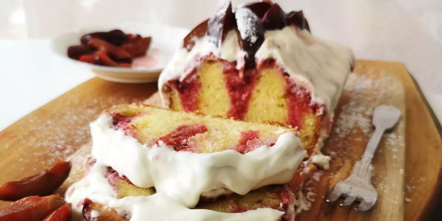 Nau kocht Poke-Zwetschgen-Kuchen