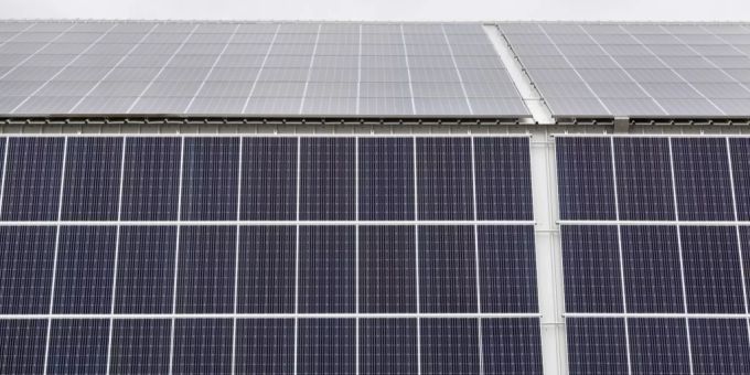 Solarkollektoren auf einem Gebäude (Symbolbild). Wechselrichter