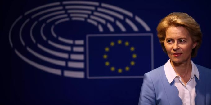 Ursula von der Leyen (CDU), Bundesministerin der Verteidigung und Kandidatin der Präsidentin der Europäischen Kommission, gibt nach ihrem Treffen im Europäischen Parlament eine Erklärung ab. Von der Leyen in Brüssel