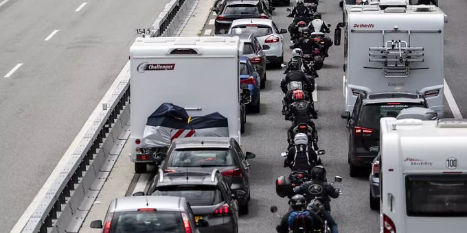Nach Sperrung - Zehn Kilometer Stau vor dem Gotthard-Tunnel