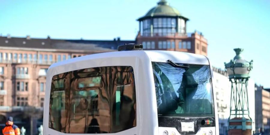 Dieser Kleinbustyp in gelb fährt zukünftig eine kleine Strecke in Berlin ganz ohne Fahrer. Foto: Uwe Anspach