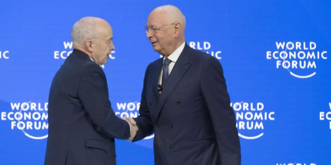 Bundesrat Ueli Maurer und WEF-Gründer Klaus Schwab geben sich am Weltwirtschaftsforum die Hand. Weltwirtschaftsforum