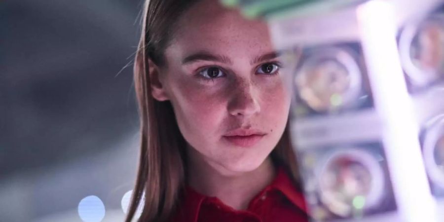 Ein Mädchen (Clara Rugaard) wird von einem Roboter namens Mutter in einem geschützten Labor grossgezogen. Foto: Concorde Filmverleih