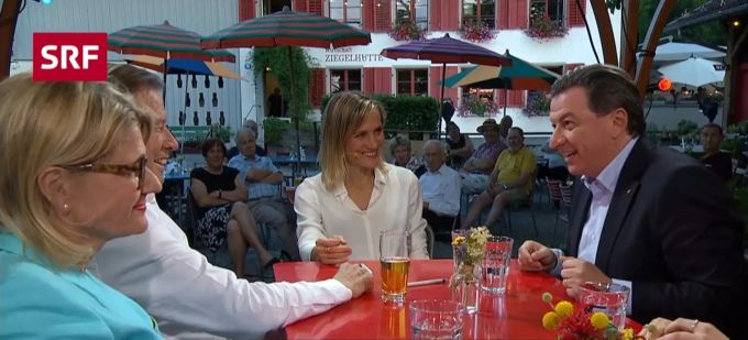 Alt FDP-Nationalrat Franz Steinegger, seine Frau Ruth Wipfli-Steinegger und Moderatorin Barbara Lüthi hören in der SRF Club Sommerserie vom 30.07.19 SP-Nationalrat Corrado Pardini zu. SRF Club Steinegger Pardini