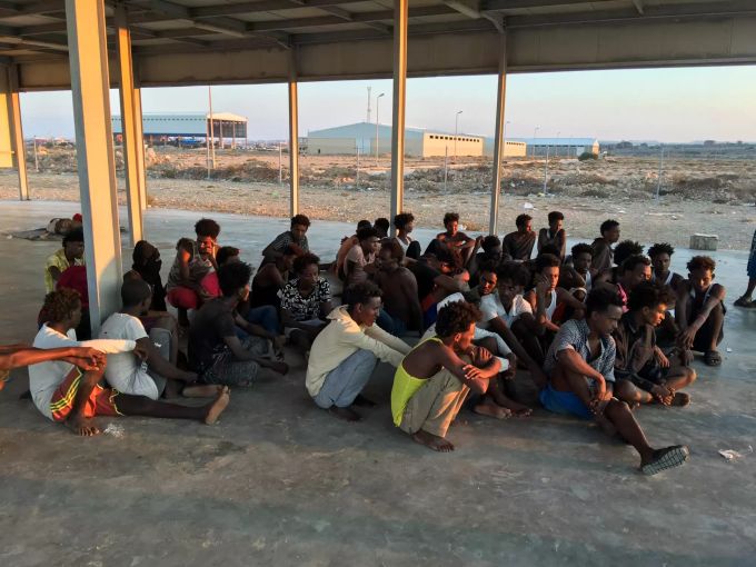 Gerettete Migranten sitzen an der Küste etwa 100 Kilometer östlich von Tripolis. Migranten in Libyen