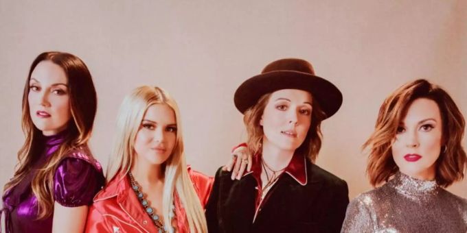Zu viert unterwegs: Highwomen mit Natalie Hemby (l-r), Maren Morris, Brandi Carlile und Amanda Shires. Foto: Alysse Gafkjen/Low Country Sound/Elektra