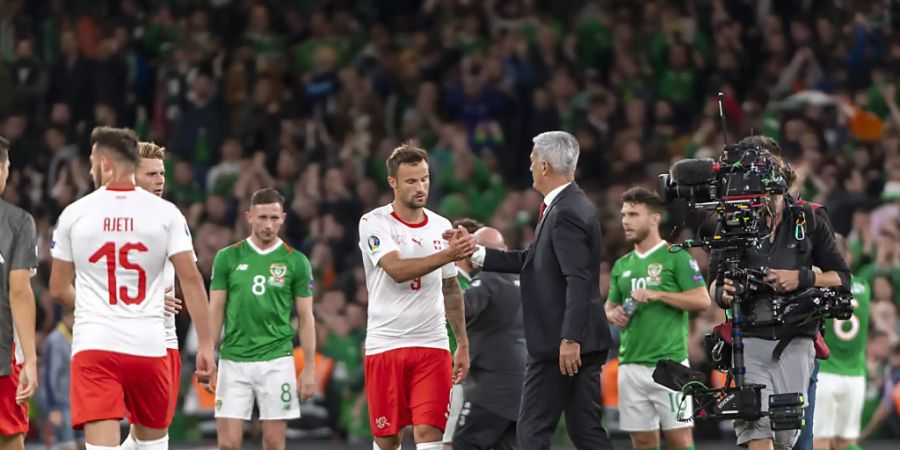 Unmittelbar nach dem Schlusspfiff verabschiedet sich Haris Seferovic von Nationalcoach Vladimir Petkovic