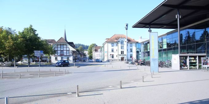 Die Gemeindeverwaltung Köniz ist hinter dem Zentrumskreisel und dem Migros-Einkaufszentrum zu sehen. Die Gemeindeverwaltung Köniz ist hinter dem Zentrumskreisel und dem Migros-Einkaufszentrum zu sehen.