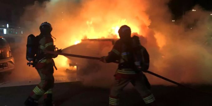 Feuerwehrmänner löschen (Symbolbild). Feuerwehrmänner