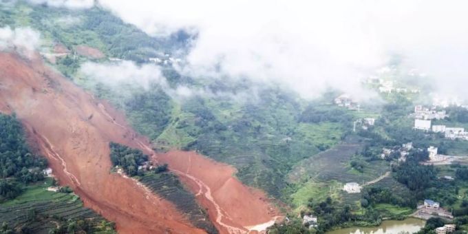 Das Luftbild zeigt den Erdrutsch in der Stadt Liupanshui (Provinz Guizhou). Foto: Tao Liang/XinHua Das Luftbild zeigt den Erdrutsch in der Stadt Liupanshui (Provinz Guizhou). Foto: Tao Liang/XinHua