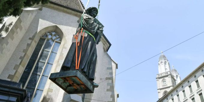 Das Zwingli-Denkmal bei der Wasserkirche in Zürich. Zwingli
