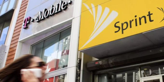 Filialen der Telekom-Tochter T-Mobile US Inc. und des bisherigen Rivalen Sprint. Foto: Mark Lennihan/AP Filialen der Telekom-Tochter T-Mobile US Inc. und des bisherigen Rivalen Sprint. Foto: Mark Lennihan/AP