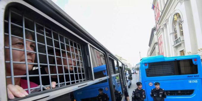 Festgenommene in Polizeibus Moskau Polizei