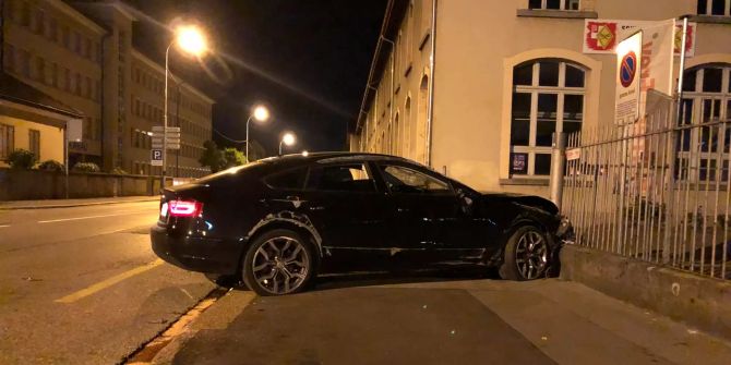 Audi überschlug sich und prallte beim Zeughaus gegen eine Mauer.