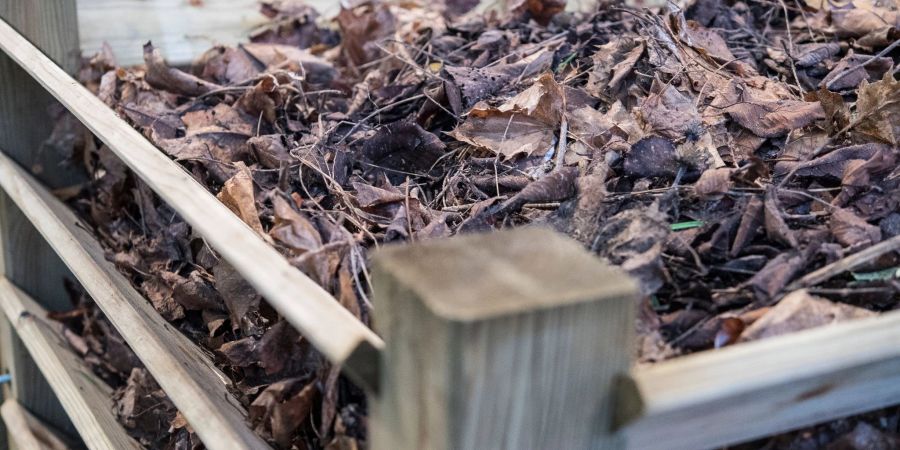 Man deckt den Komposthaufen im Winter am besten ab, damit er nicht auskühlt.
