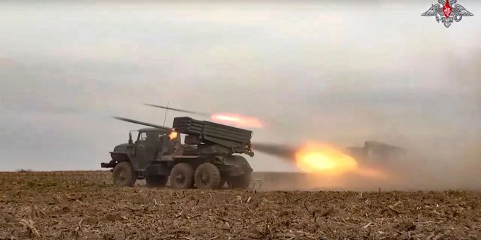 Russischer Mehrfachraketenwerfer während eines Artillerie- und Kampftrainings auf einem belarussischen Schiessplatz. Russischer Mehrfachraketenwerfer während eines Artillerie- und Kampftrainings auf einem belarussischen Schiessplatz.
