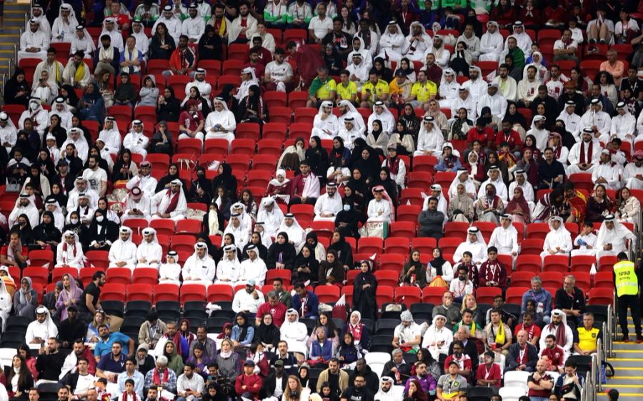 Viele WM-Fans klagen über ungemütlich kühle Temperaturen in den Stadien.