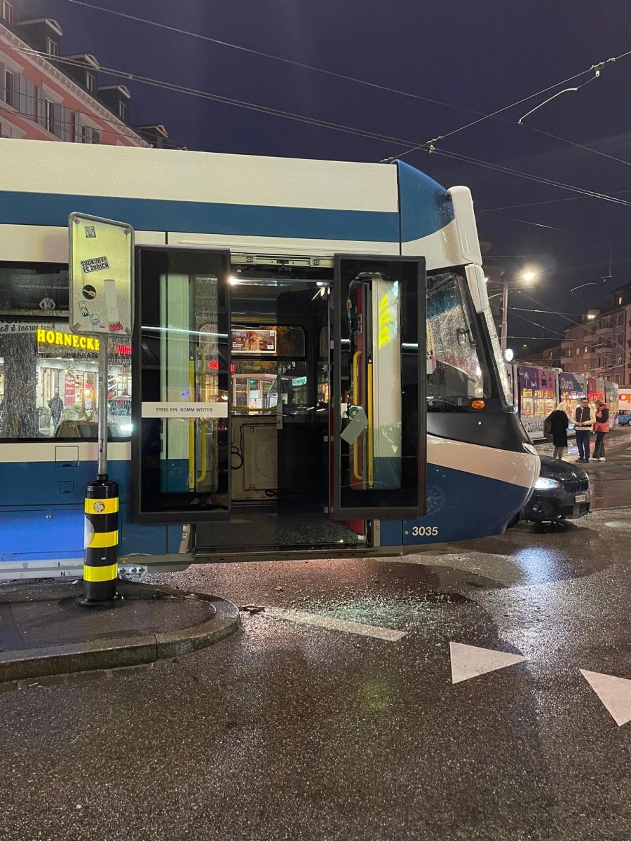 Ein Tram scheint nach der Kollision in der Luft zu schweben.