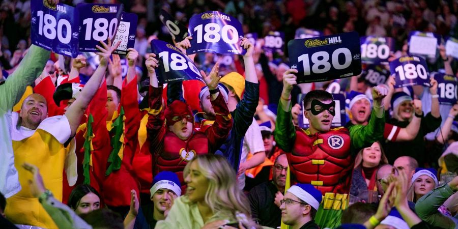 Fans in Kostümen mit 180-Schildern während einer Partie im Alexandra Palace.