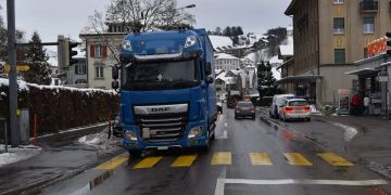 Herisau: Kollision zwischen Fussgängerin und Lastwagen