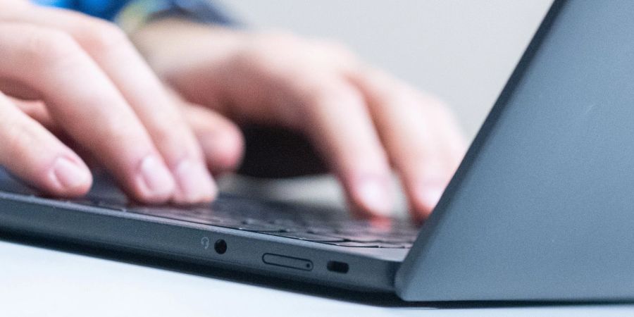 Thinkpad-üblich gibt es eine komfortable Tastatur mit flachem Hub und abgerundeten Tasten beim Lenovo Thinkpad X13s.