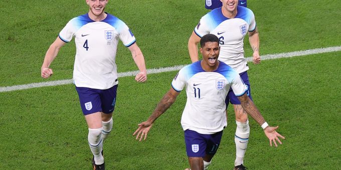 Überzeugte gegen Wales: Marcus Rashford (vorn) jubelt nach einem seiner beiden Tore für England. Überzeugte gegen Wales: Marcus Rashford (vorn) jubelt nach einem seiner beiden Tore für England.