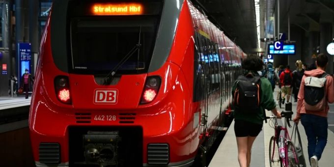 Zug im Berliner Hauptbahnhof zug