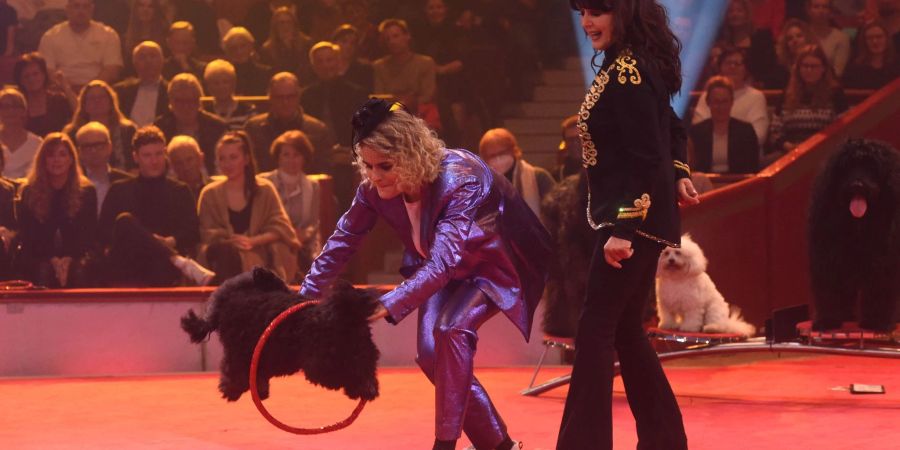 Comedian Hazel Brugger (l) tritt in der Manege des Circus Krone auf. Die Show «Stars in der Manege» soll am 30. Dezember 2022 in Sat.1 ausgestrahlt werden.