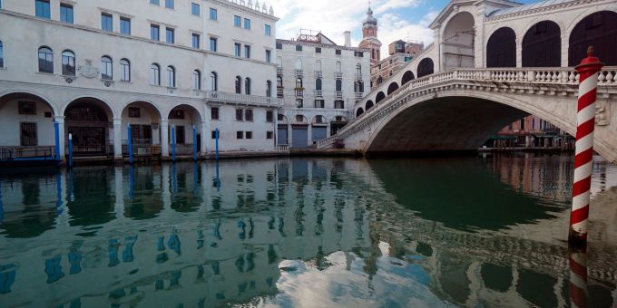 Die Rialto-Brücke spiegelt sich im Canal Grande. Die Rialto-Brücke spiegelt sich im Canal Grande.