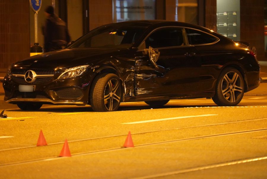 Das Auto wurde beträchtlich beschädigt.