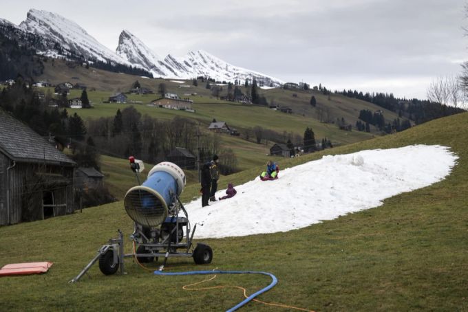 Bei zu hohen Temperaturen können auch moderne Schneekanonen nicht grossflächig zum Einsatz kommen. (Symbolbild) Interessenskonflikte Wasserreserven Klimawandel Beschneiung