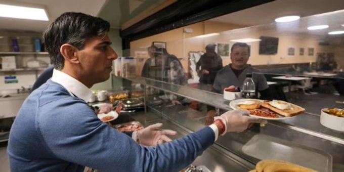Rishi Sunak hilft im Obdachlosenheim. rishi sunak