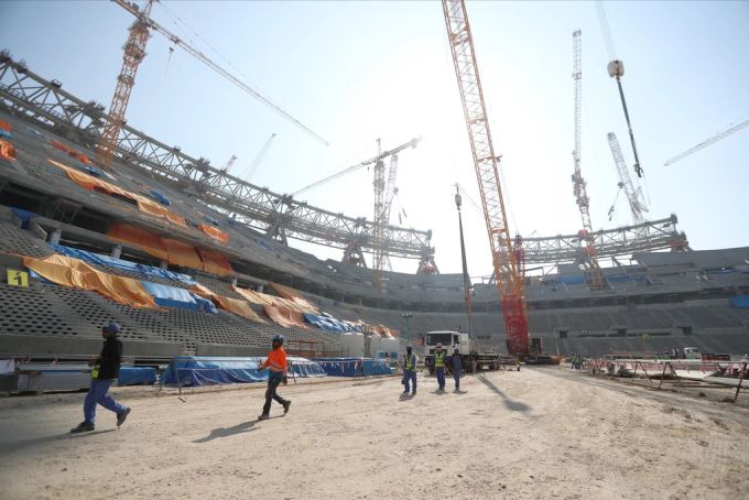 Baurbeiter im Lusail-Stadion in Katar im Dezember 2019, drei Jahre vor der WM 2022. WM 2022 Katar Bauarbeiter