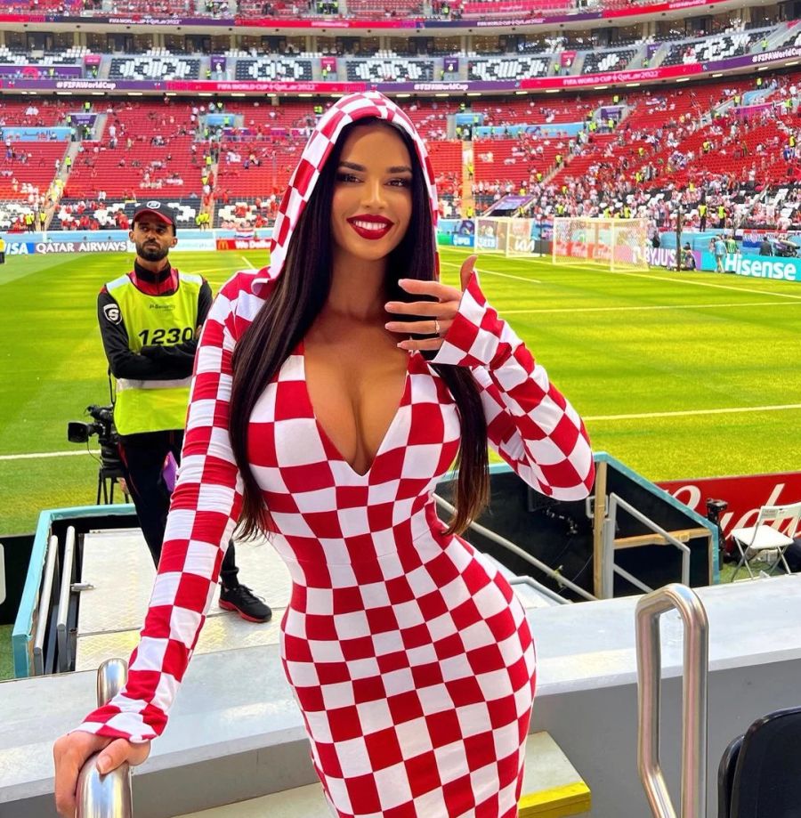 Im Kleid in den kroatischen Farben ist Ivana Knöll an der WM 2022 im Stadion.