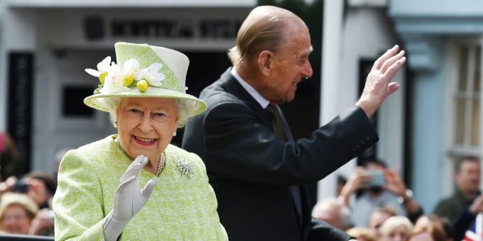 Queen Elizabeth winkt der Menschenmenge zu. Queen Elizabeth
