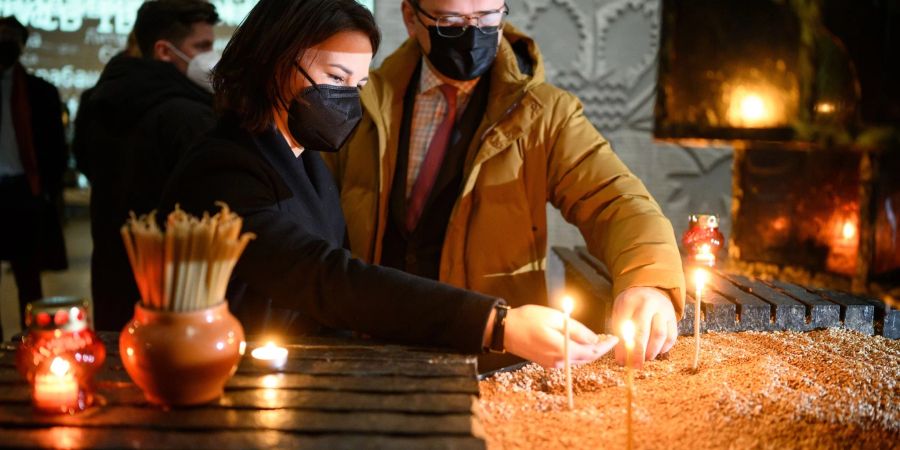 Bundesaussenministerin Annalena Baerbock (l.) gedenkt zusammen mit dem ukrainischen Aussenminister Dmytro Kuleba «Holodomor»-Opfer (Archivbild).