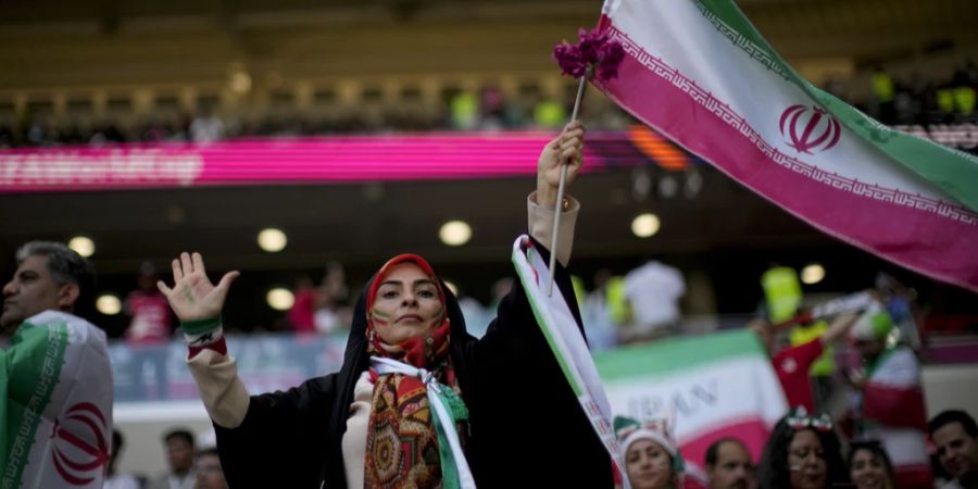 Am Ende bejubelt der Iran einen 2:0-Sieg gegen Wales.