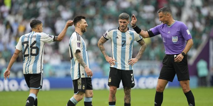 Lionel Messi und seine Argentiniere kämpfen heute gegen das Aus an der WM 2022 an. Zeitgleich steigt in Lake Louise die erste Abfahrt der Saison. WM 2022