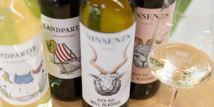Flaschen mit alkoholfreiem Bio-Wein stehen auf der Messe Biofach am Stand des deutschen Unternehmens Riegel Weinimport GmbH.